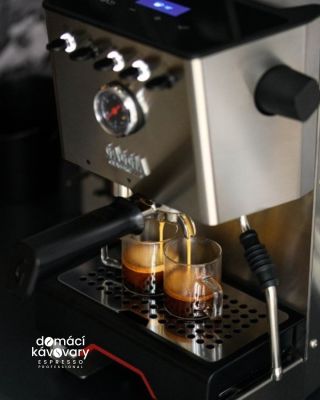 15 barů = lepší espresso? ☕ Ne tak rychle. Většina domácích kávovarů uvádí tlak 15 bar. Ale profíci dělají espresso pod...