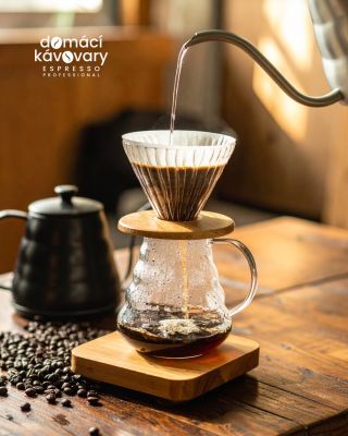 ⏰ Čas se nám o víkendu posunul a my máme o hodinu víc na kávový rituál. Zkuste pomalejší přípravu: moka na plotně, dripper...