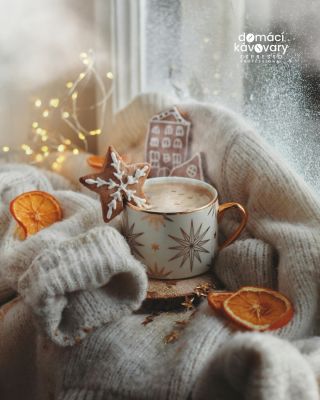 Když se venku stmívá dřív než stihnete přijít z práce, dejte si chvíli pro sebe ☕Teplé mléko, kapka karamelu, špetka...