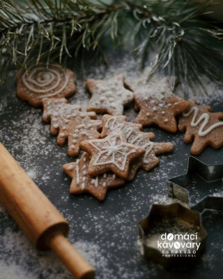 Dřív se káva nepila jen tak. Babičky ji přidávaly i do těsta ☕ do perníčků, polev nebo krémů. Malá lžička silné kávy...